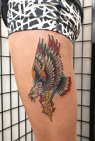 大腿传统纹身 女生大腿上彩色的老鹰纹身图片