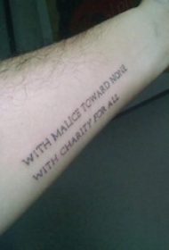 纹身 英文 男生手臂上黑色的英文纹身图片
