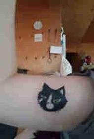 大臂纹身图 女生大臂上彩色的猫咪纹身图片