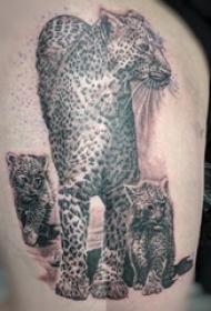 百乐动物纹身 女生大腿上黑色的豹子纹身图片