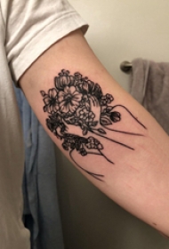 花朵纹身 男生手臂上人物和花朵纹身图片