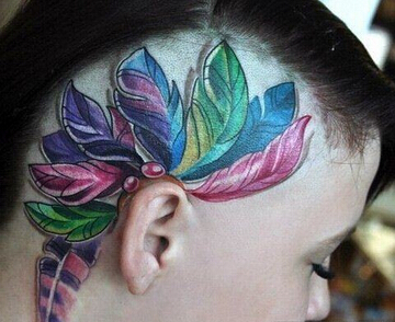 点击大图看下一张：女生头部精美纹身
