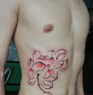 点击大图看下一张：线条莲花胸部纹身