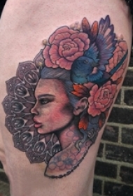 大腿纹身传统 女生大腿上花朵和人物纹身图片