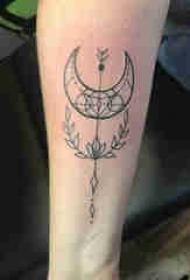 手臂纹身素材 男生手臂上植物和月亮纹身图片