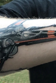 飞机纹身 男生手臂上彩绘的飞机纹身图片