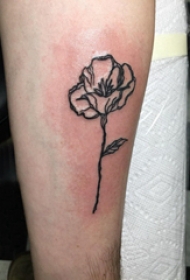 极简线条纹身 男生手臂上黑色的植物花朵纹身图片