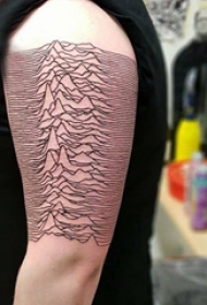 山脉纹身 男生手臂上连绵的山脉纹身图片