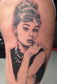 国际纹身明星 女生大腿上黑色的奥黛丽赫本纹身图片