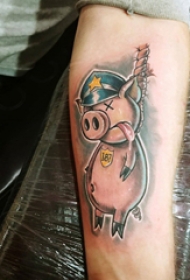 百乐动物纹身 男生手臂上彩色的小猪纹身图片