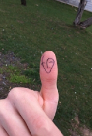 简约手指纹身 男生手指上黑色的面具纹身图片