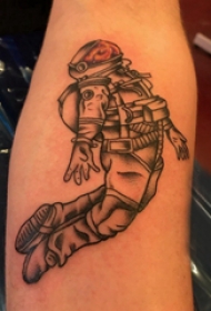 手臂纹身素材 男生手臂上黑色的宇航员纹身图片