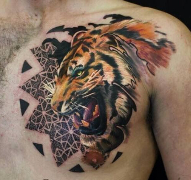 点击大图看下一张：霸气虎豹胸部纹身