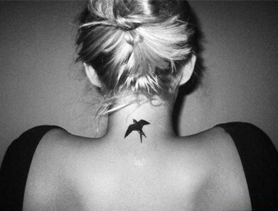 点击大图看下一张：黑白燕子颈部纹身