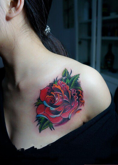 点击大图看下一张：炫彩玫瑰胸部纹身