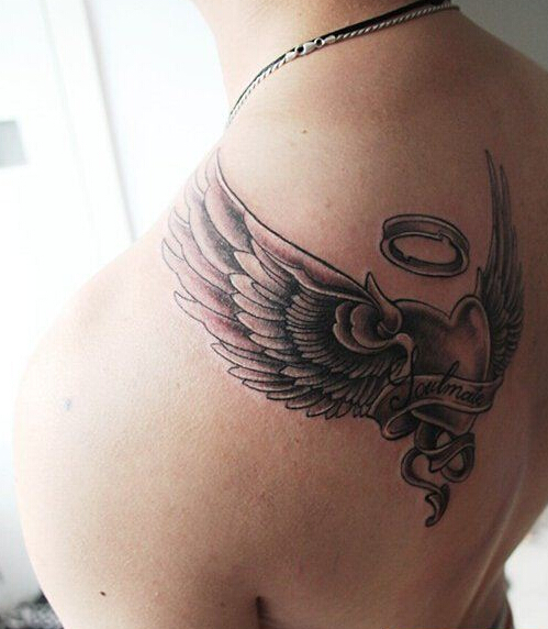 点击大图看下一张：爱心翅膀背部纹身