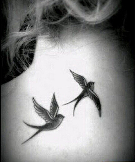 点击大图看下一张：黑白燕子颈部纹身