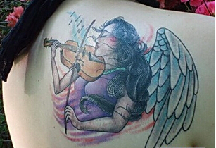 点击大图看下一张：典雅小提琴背部纹身
