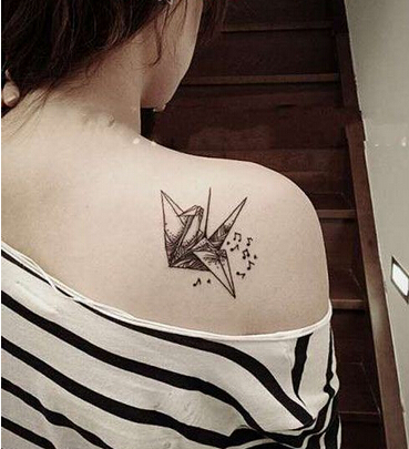 点击大图看下一张：肩部鸟儿刺青纹身