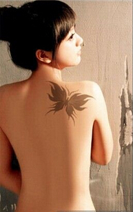 点击大图看下一张：精美蝴蝶肩部纹身