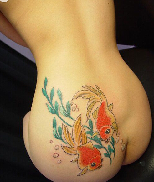 点击大图看下一张：炫彩鲤鱼臀部纹身