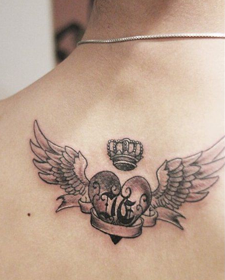 点击大图看下一张：爱心翅膀背部纹身