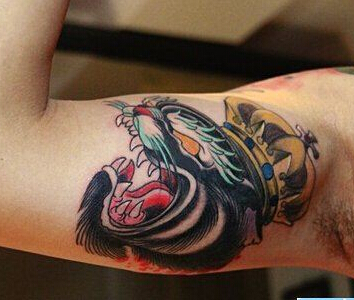 点击大图看下一张：炫彩艺术手臂纹身