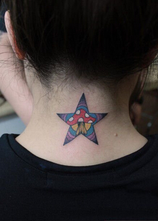 点击大图看下一张：颈部炫彩星星纹身