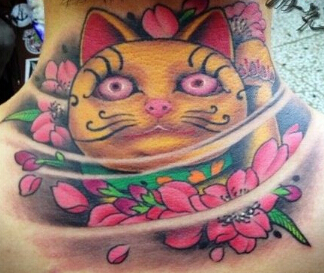 点击大图看下一张：炫彩小猫肩部纹身