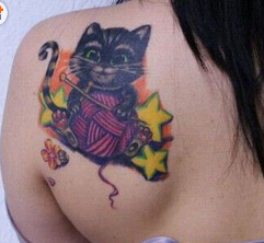 点击大图看下一张：炫彩小猫肩部纹身