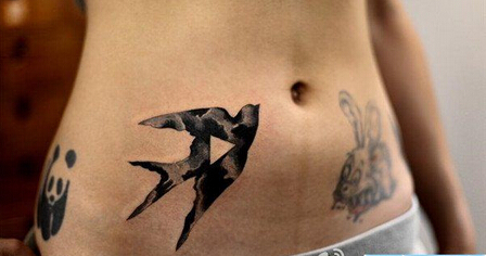 点击大图看下一张：黑白双飞燕腹部纹身