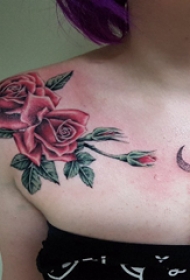 玫瑰纹身 女生肩部玫瑰纹身图片