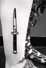欧美小腿纹身 女生小腿上黑色的匕首纹身图片