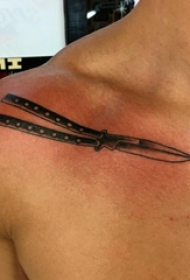 肩部纹身男 男生肩部黑色的匕首纹身图片