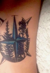 手臂纹身图片 女生手臂上树和指南针纹身图片