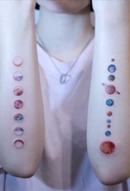 手臂纹身素材 女生手臂上彩色星球纹身图片