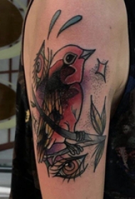 双大臂纹身 男生大臂上眼睛和小鸟纹身图片
