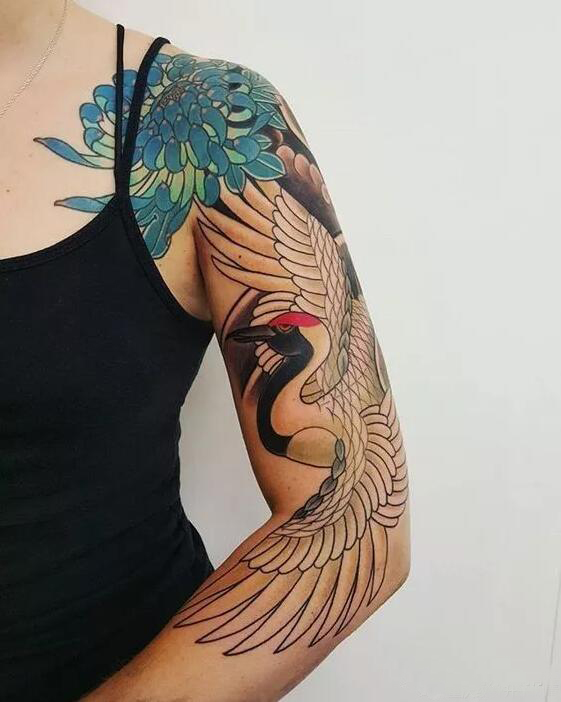 点击大图看下一张：多款精美的传统仙鹤白鹤纹身图案