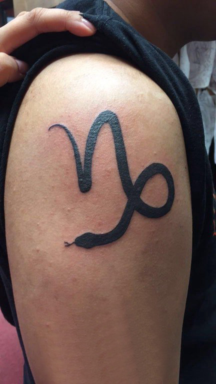 点击大图看下一张：大臂纹身图 男生大臂上黑色的蛇纹身图片