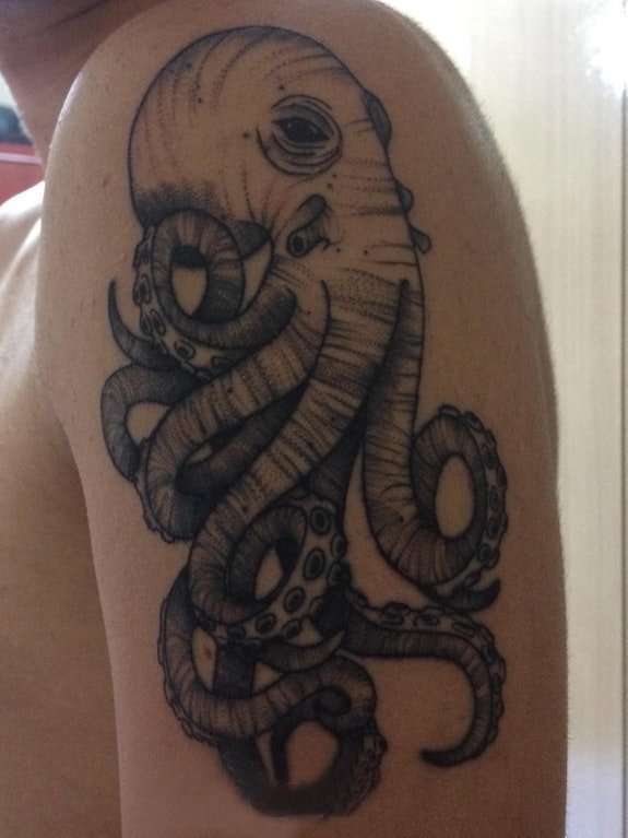 点击大图看下一张：大臂纹身图 男生大臂上黑色的章鱼纹身图片