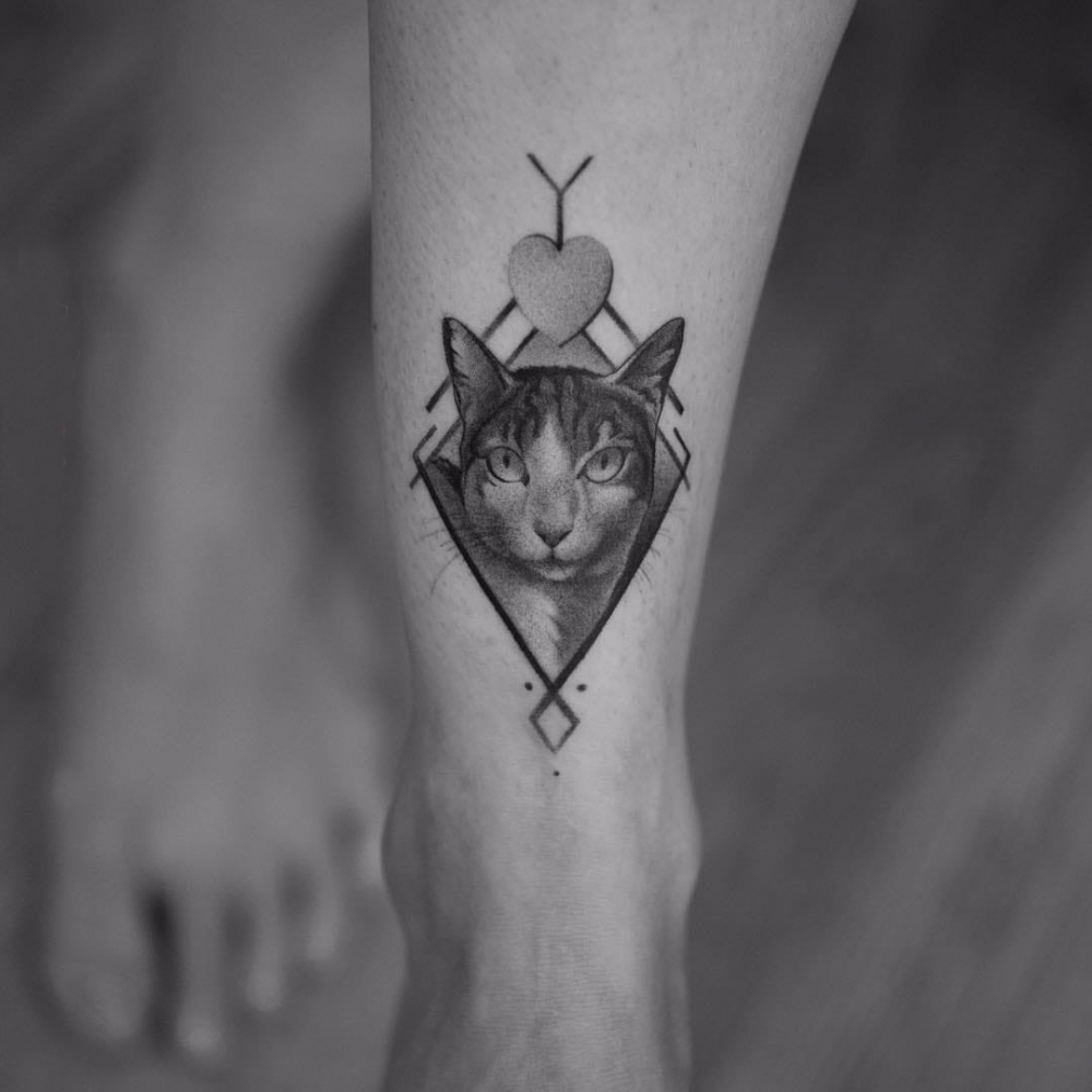 点击大图看下一张：欧美线条纹身 女生小腿上菱形和猫咪纹身图片