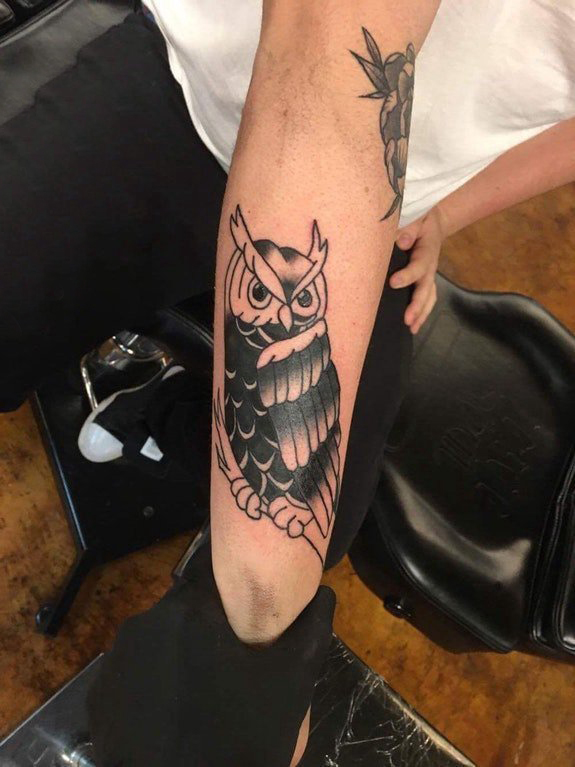 点击大图看下一张：手臂纹身素材 男生手臂上黑色的猫头鹰纹身图片
