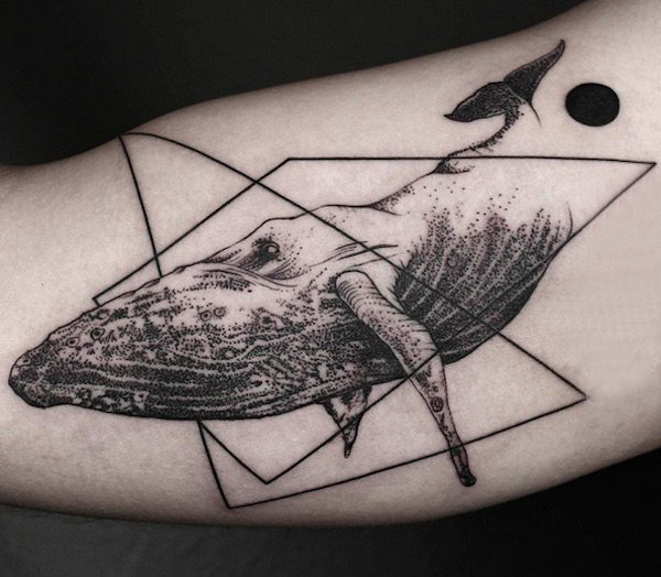 点击大图看下一张：手臂纹身素材 男生手臂上几何和鲸鱼纹身图片
