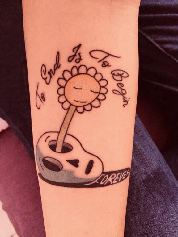 点击大图看下一张：手臂纹身素材 女生手臂上花朵和骷髅纹身图片