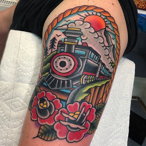 点击大图看下一张：大腿纹身男 男生大腿上花朵和火车头纹身图片