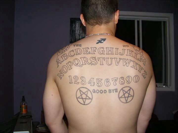 点击大图看下一张：后背纹身男 男生后背上数字和英文纹身图片