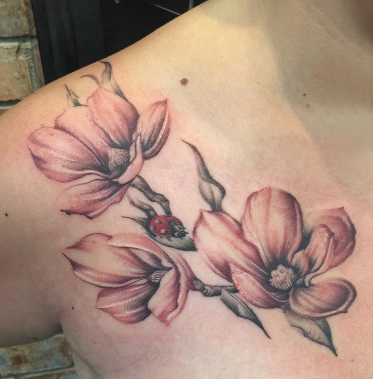 点击大图看下一张：肩部纹身图案 女生肩部彩色的木兰花纹身图片