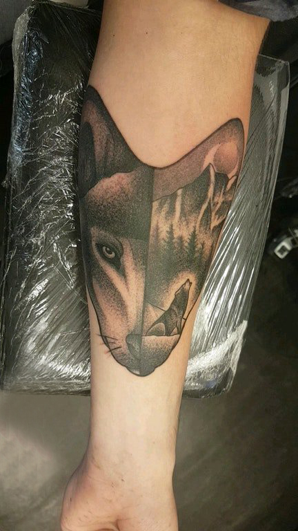点击大图看下一张：狼头纹身 男生手臂上狼头纹身图片