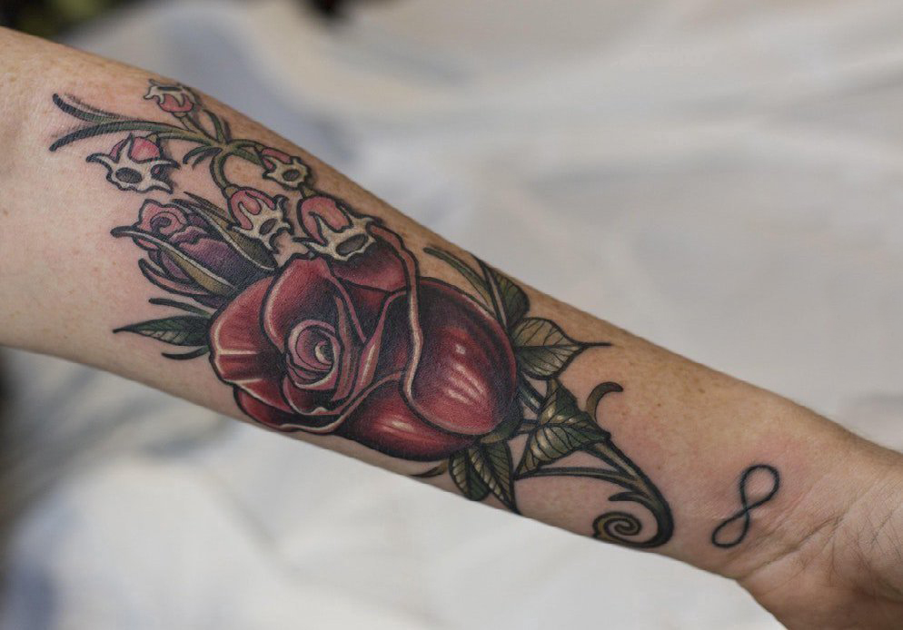 点击大图看下一张：玫瑰纹身图 男生手臂上彩色的玫瑰纹身图片