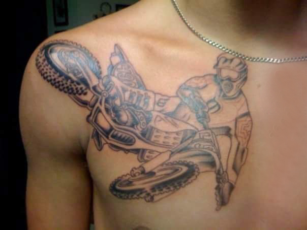 点击大图看下一张：摩托车纹身 男生胸部人物和摩托车纹身图片